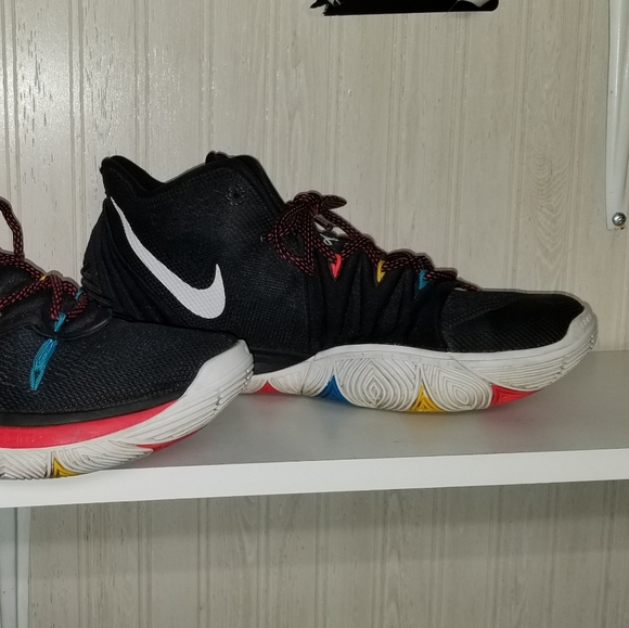 Nike Kyrie "Friends" - Picture 8 of 8